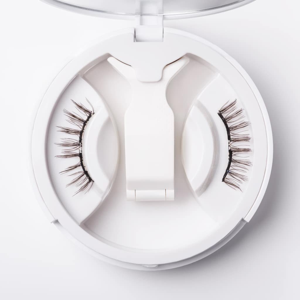Magnētiskās skropstas, Magnetic eyelashes.